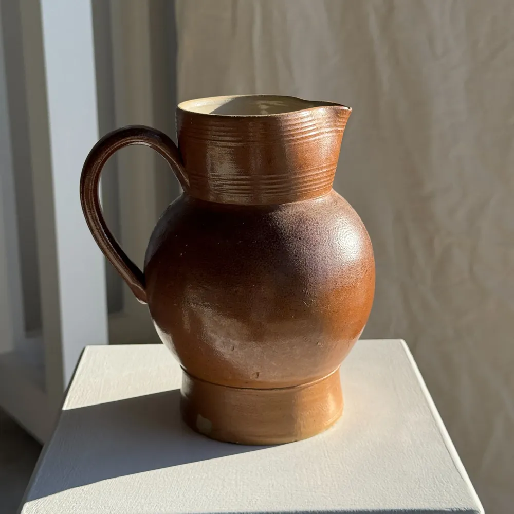 Carafes - Grande carafe boule en grès marque 5 au dessous éclat à la base - OFFICE OBJETS