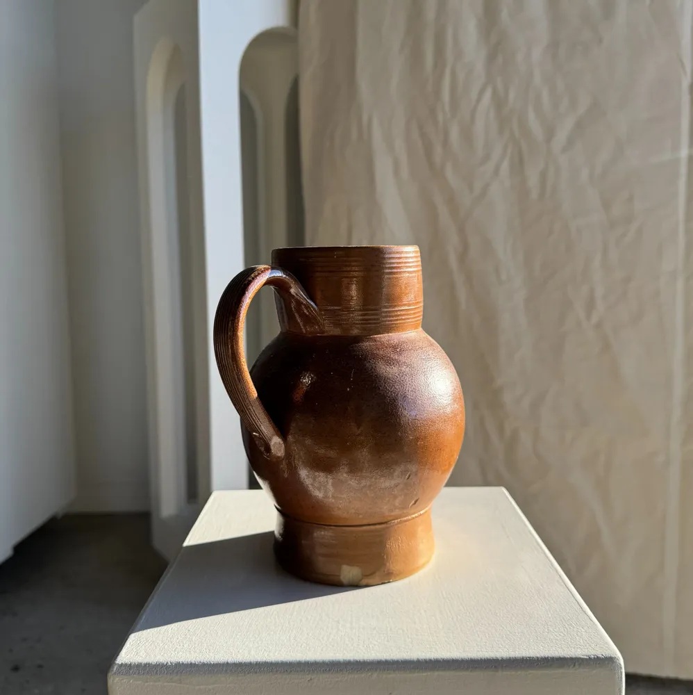 Carafes - Grande carafe boule en grès marque 5 au dessous éclat à la base - OFFICE OBJETS