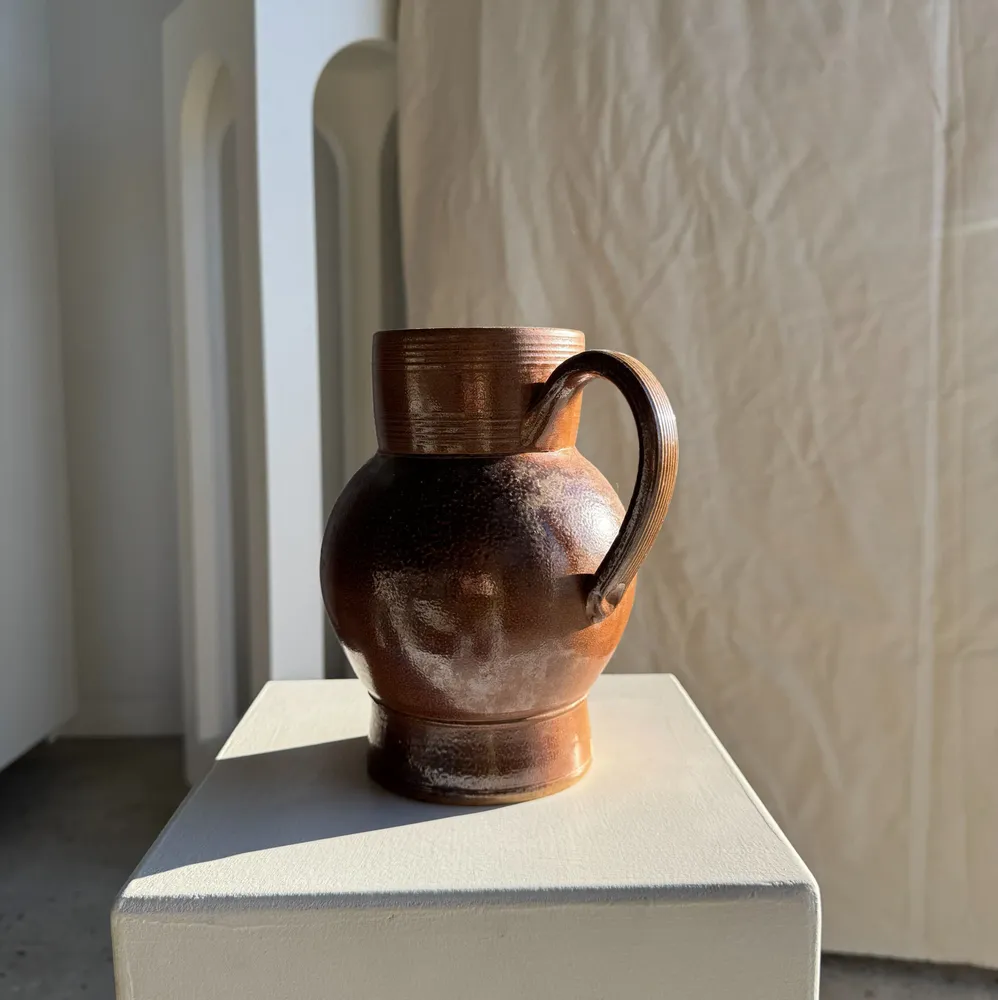 Carafes - Grande carafe boule en grès marque 5 au dessous éclat à la base - OFFICE OBJETS