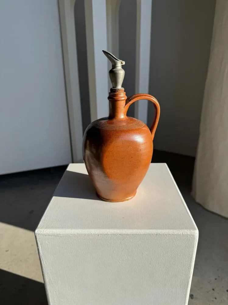 Objets de décoration - Jarre ancienne en grès à bec verseur en étain - OFFICE OBJETS