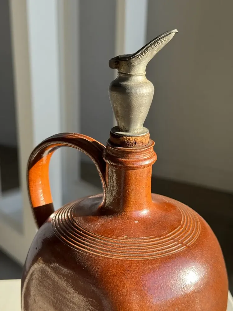 Objets de décoration - Jarre ancienne en grès à bec verseur en étain - OFFICE OBJETS