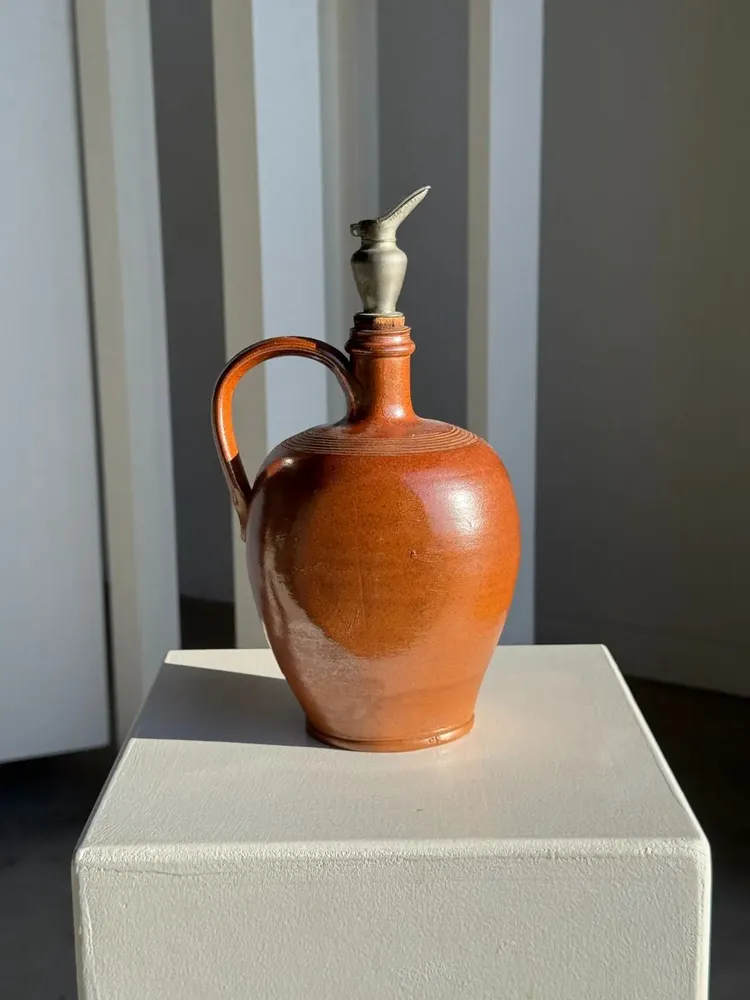 Objets de décoration - Jarre ancienne en grès à bec verseur en étain - OFFICE OBJETS