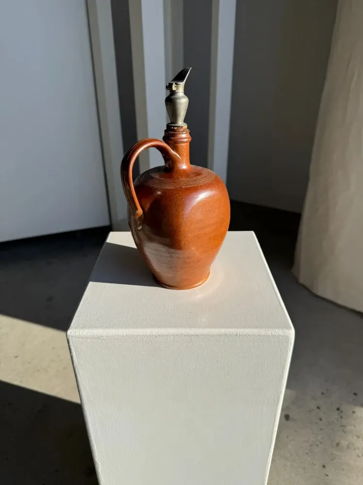 Objets de décoration - Jarre ancienne en grès à bec verseur en étain - OFFICE OBJETS