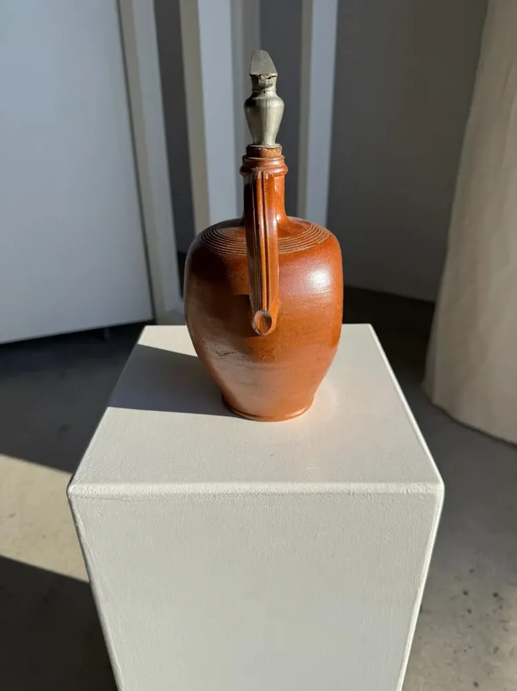 Objets de décoration - Jarre ancienne en grès à bec verseur en étain - OFFICE OBJETS