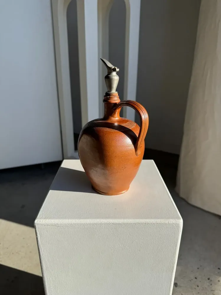 Objets de décoration - Jarre ancienne en grès à bec verseur en étain - OFFICE OBJETS