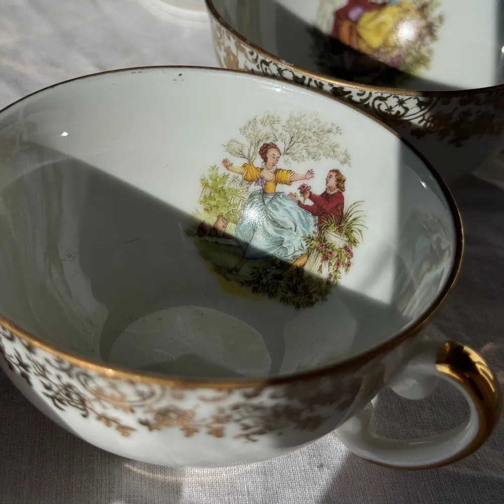 Tasses et mugs - Lot de 8 tasses en porcelaine à motif de galanterie pastorale - OFFICE OBJETS