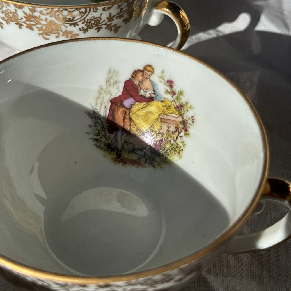 Tasses et mugs - Lot de 8 tasses en porcelaine à motif de galanterie pastorale - OFFICE OBJETS