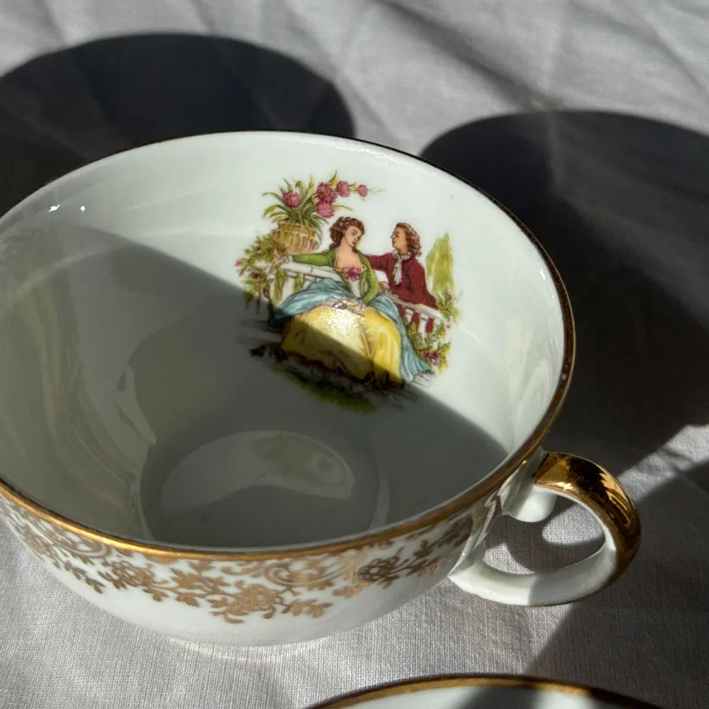 Tasses et mugs - Lot de 8 tasses en porcelaine à motif de galanterie pastorale - OFFICE OBJETS