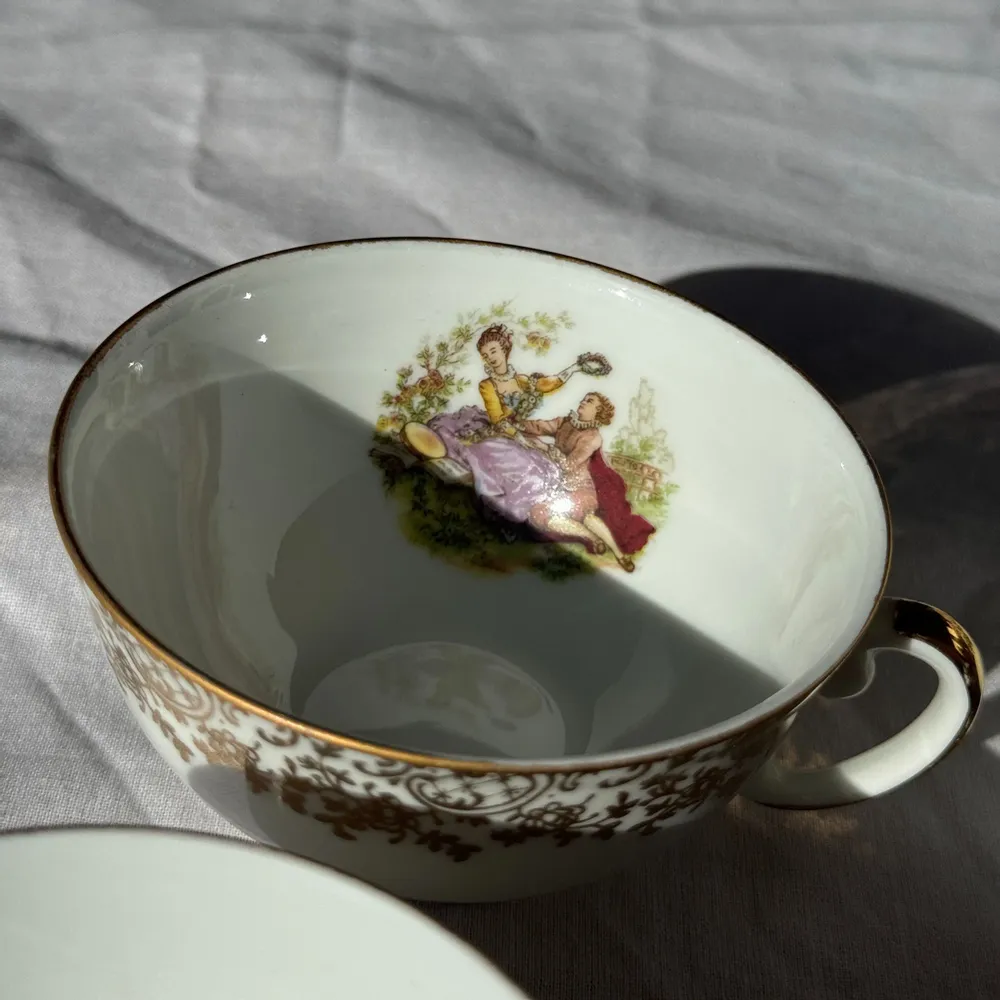 Tasses et mugs - Lot de 8 tasses en porcelaine à motif de galanterie pastorale - OFFICE OBJETS