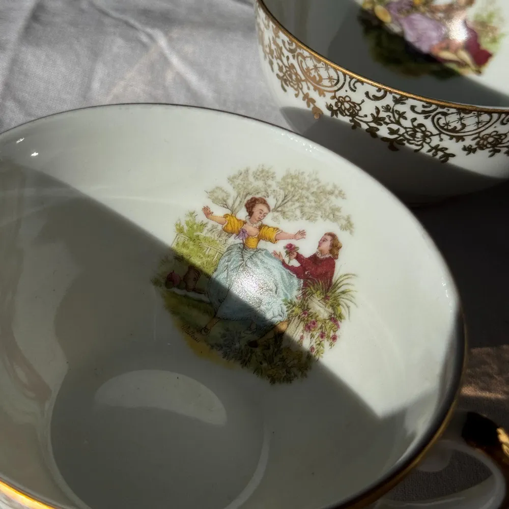 Tasses et mugs - Lot de 8 tasses en porcelaine à motif de galanterie pastorale - OFFICE OBJETS