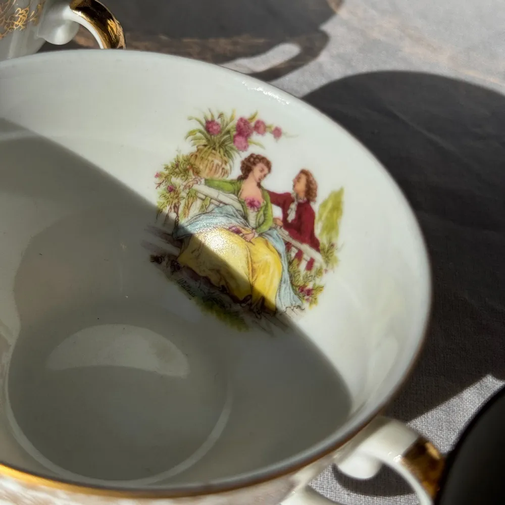 Tasses et mugs - Lot de 8 tasses en porcelaine à motif de galanterie pastorale - OFFICE OBJETS