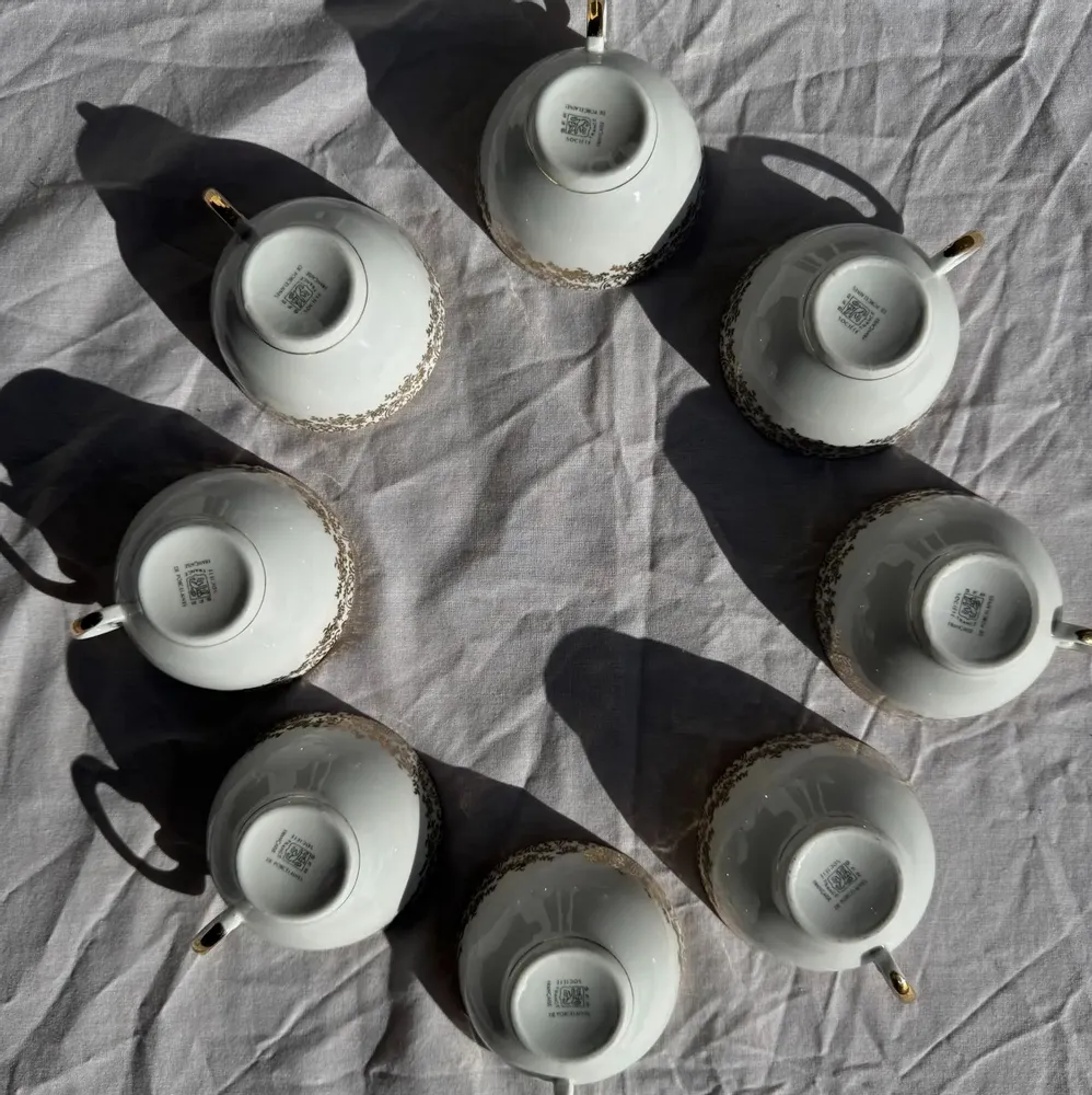 Tasses et mugs - Lot de 8 tasses en porcelaine à motif de galanterie pastorale - OFFICE OBJETS