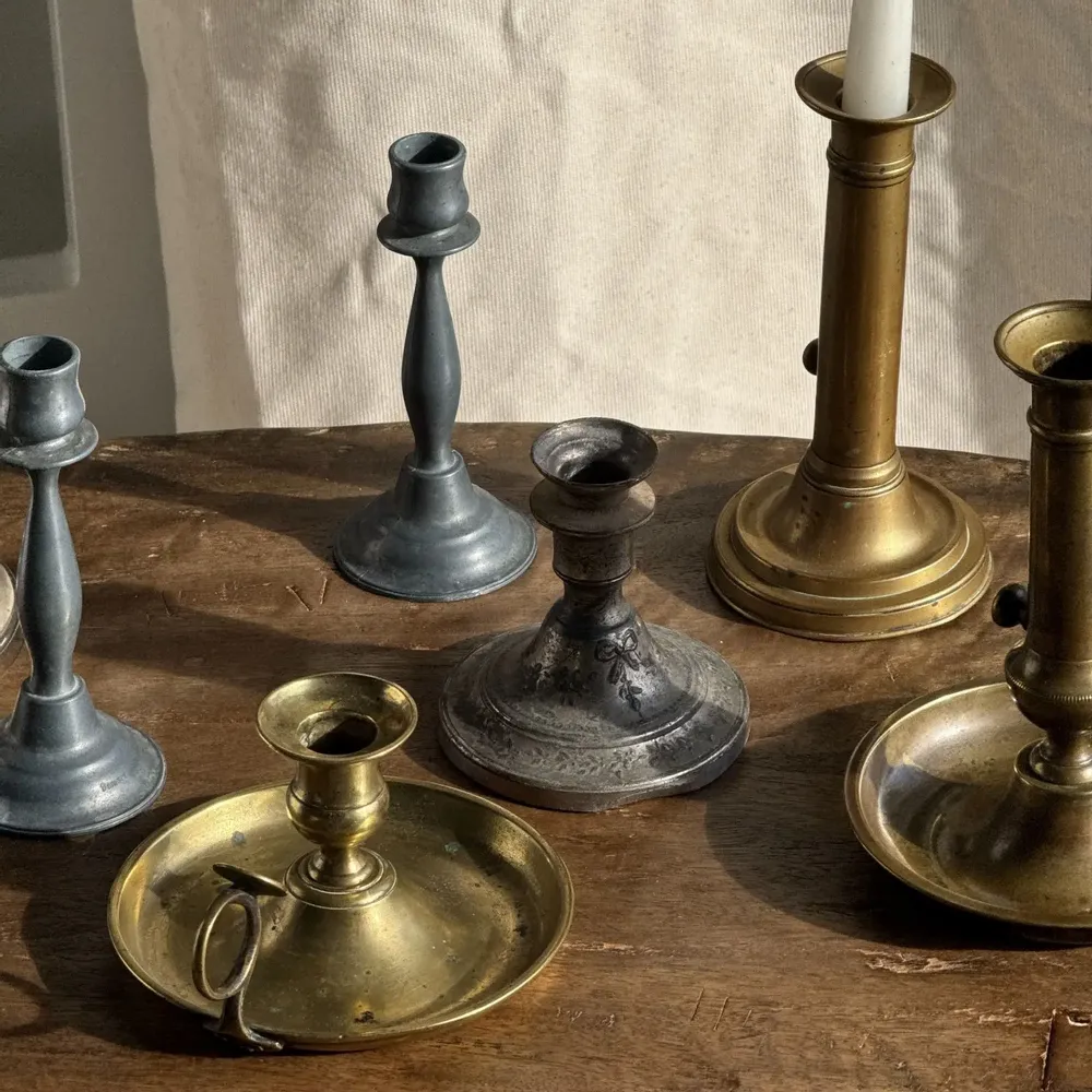 Objets de décoration - Petit bougeoir ancien gravé en métal argenté dans son jus - OFFICE OBJETS