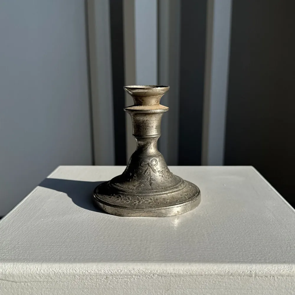 Objets de décoration - Petit bougeoir ancien gravé en métal argenté dans son jus - OFFICE OBJETS