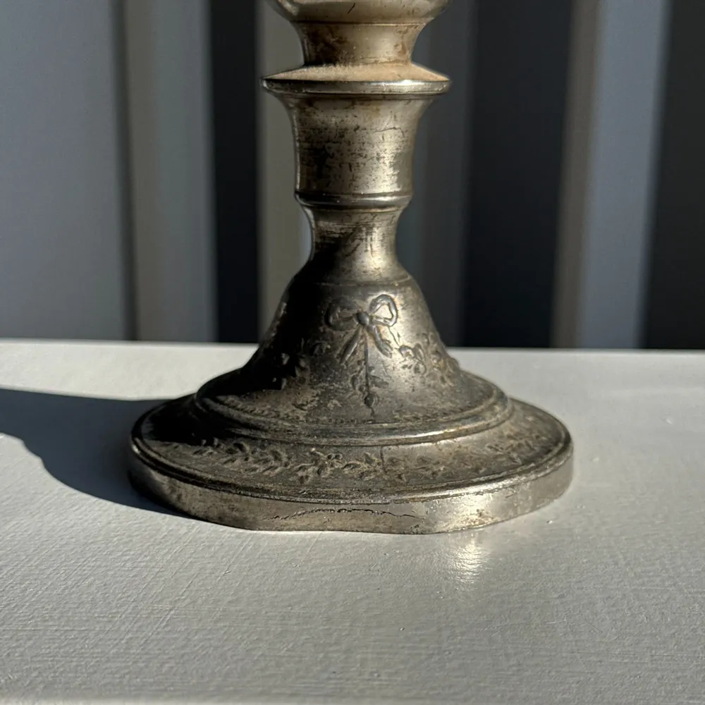 Objets de décoration - Petit bougeoir ancien gravé en métal argenté dans son jus - OFFICE OBJETS