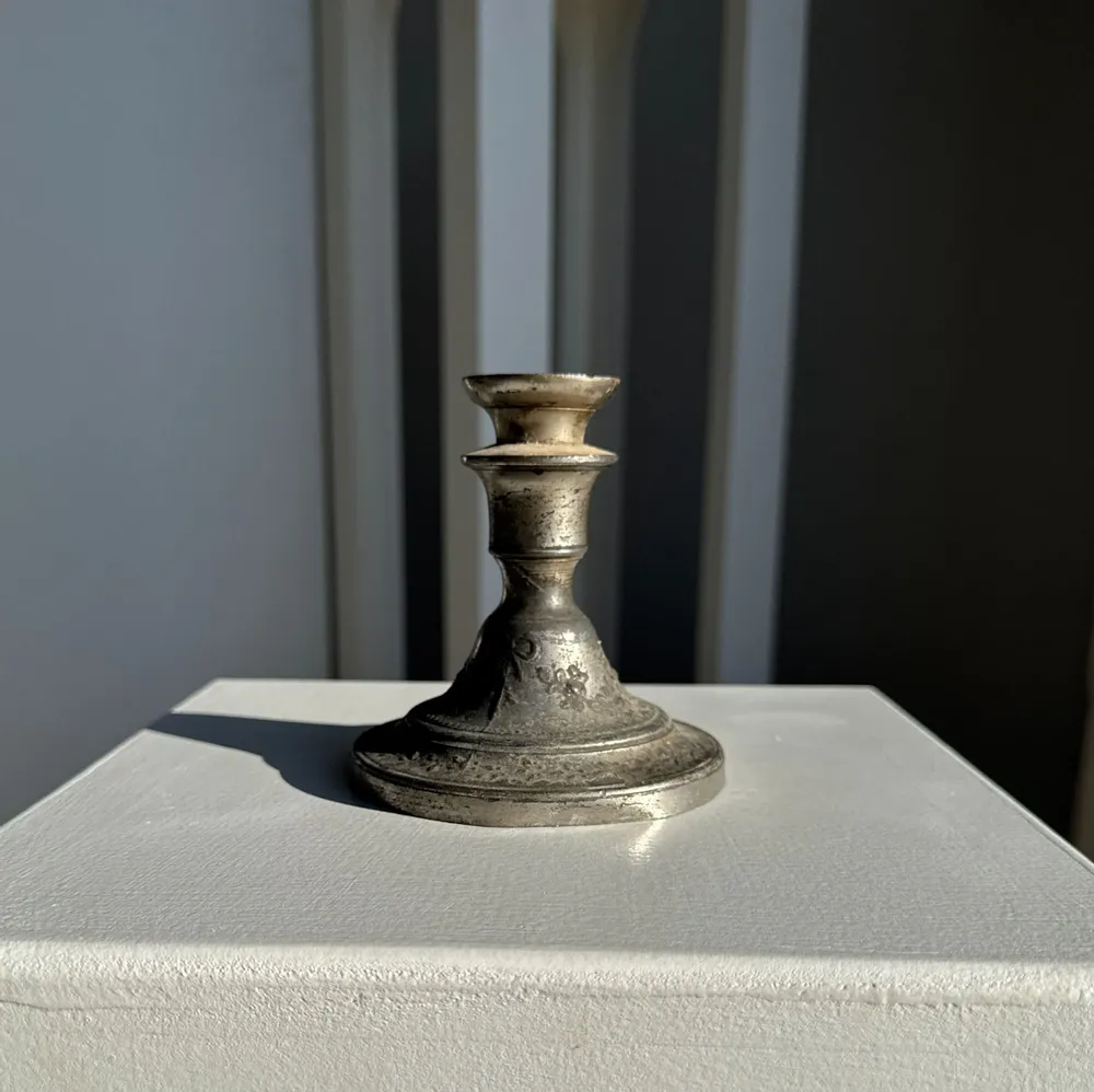 Objets de décoration - Petit bougeoir ancien gravé en métal argenté dans son jus - OFFICE OBJETS