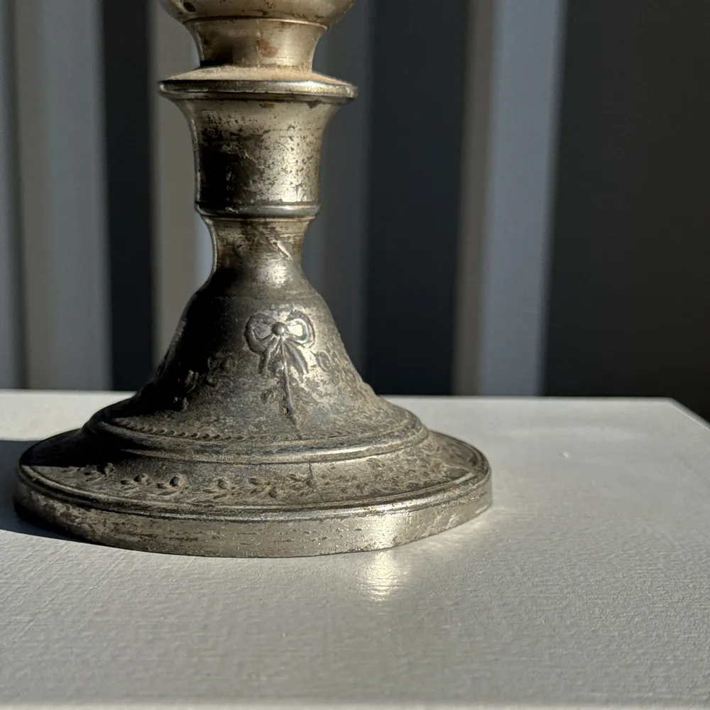 Objets de décoration - Petit bougeoir ancien gravé en métal argenté dans son jus - OFFICE OBJETS