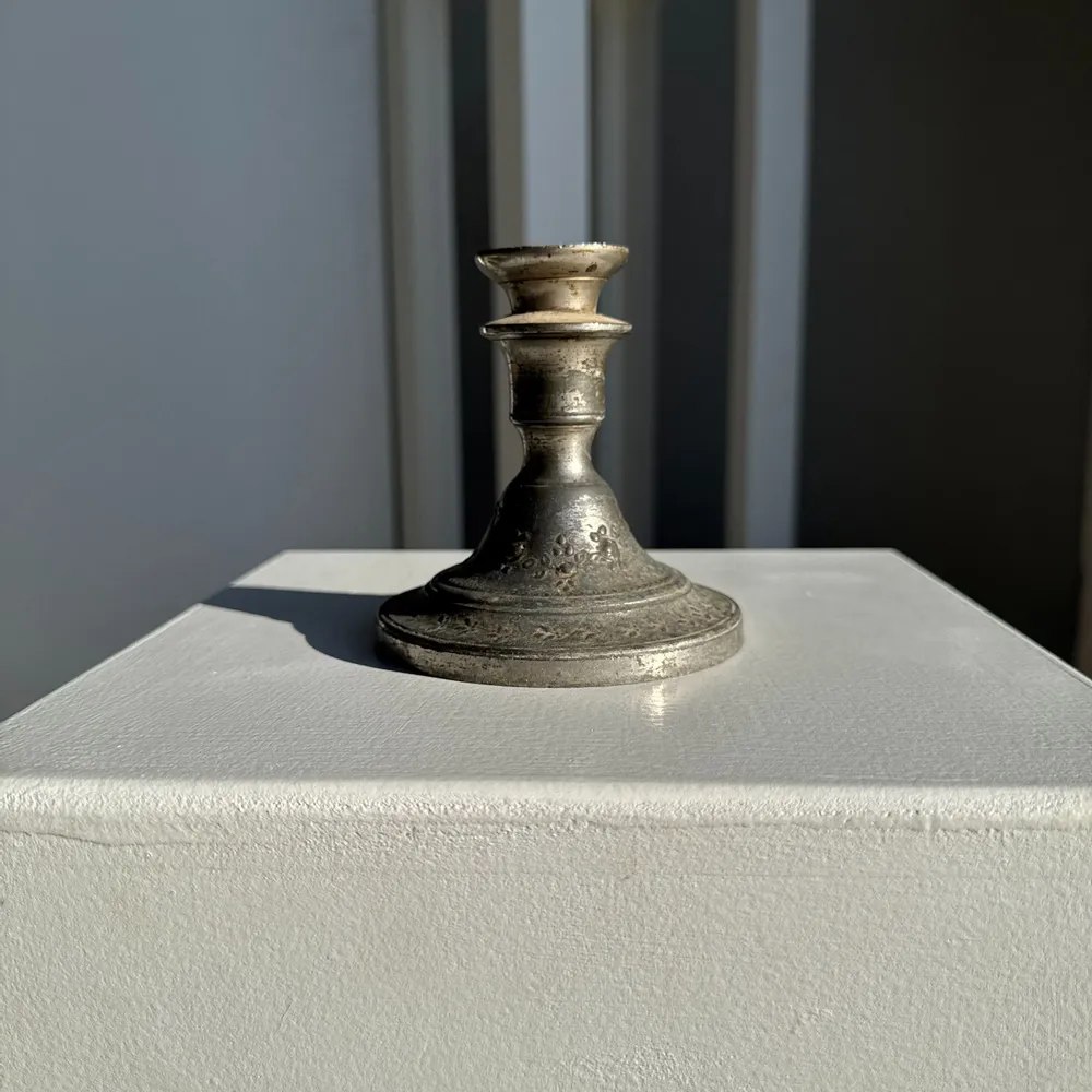 Objets de décoration - Petit bougeoir ancien gravé en métal argenté dans son jus - OFFICE OBJETS