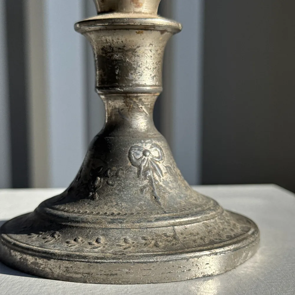 Objets de décoration - Petit bougeoir ancien gravé en métal argenté dans son jus - OFFICE OBJETS