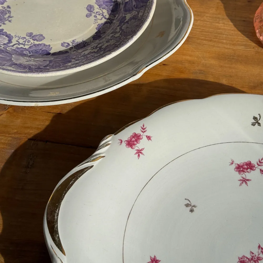 Objets de décoration - Plat circulaire à motif de fleurs roses Made in France Sarreguemines - OFFICE OBJETS