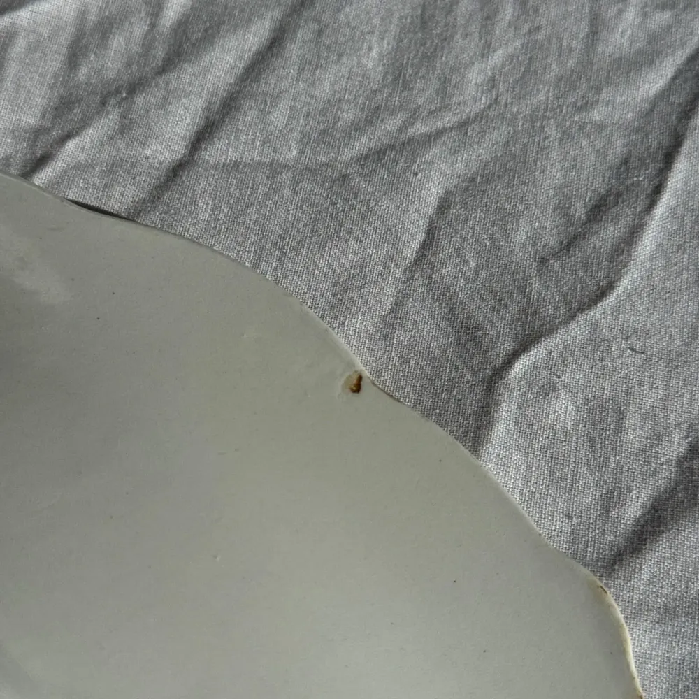 Objets de décoration - Plat circulaire à motif de fleurs roses Made in France Sarreguemines - OFFICE OBJETS