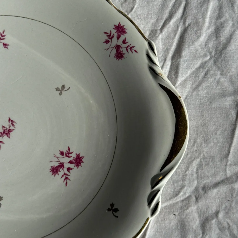 Objets de décoration - Plat circulaire à motif de fleurs roses Made in France Sarreguemines - OFFICE OBJETS