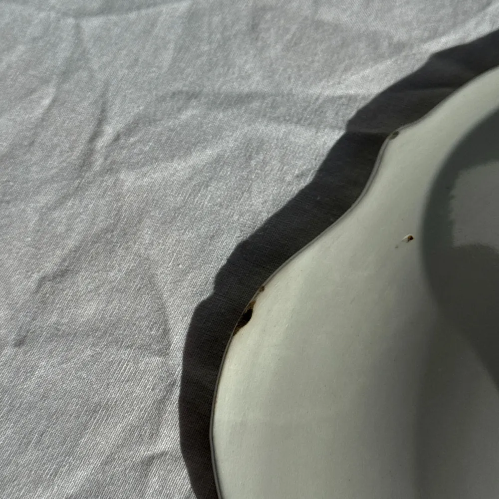 Objets de décoration - Plat circulaire à motif de fleurs roses Made in France Sarreguemines - OFFICE OBJETS