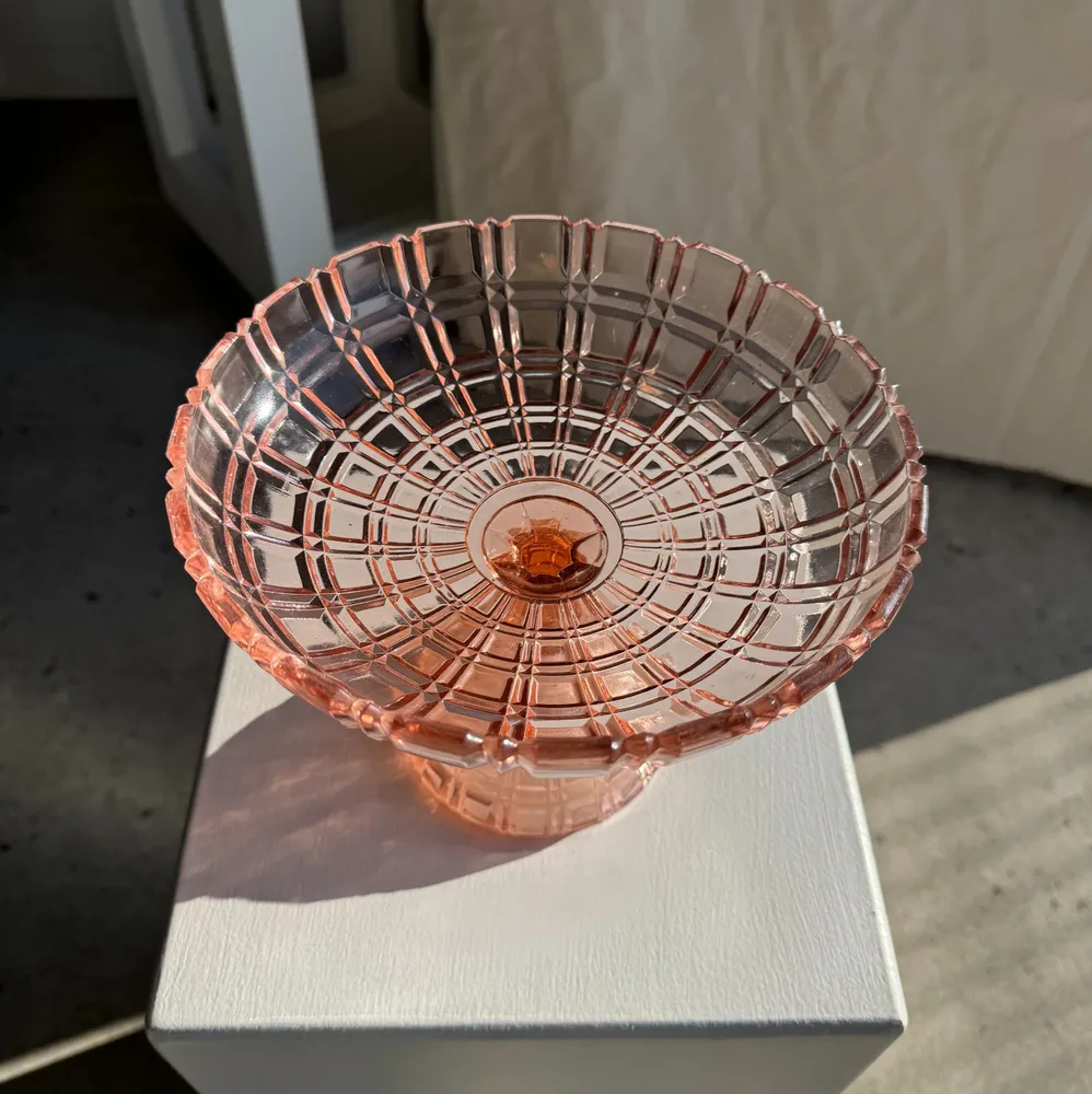 Platter and bowls - Pink glass bowl with pedestal H20 D 15.5 - OFFICE OBJETS