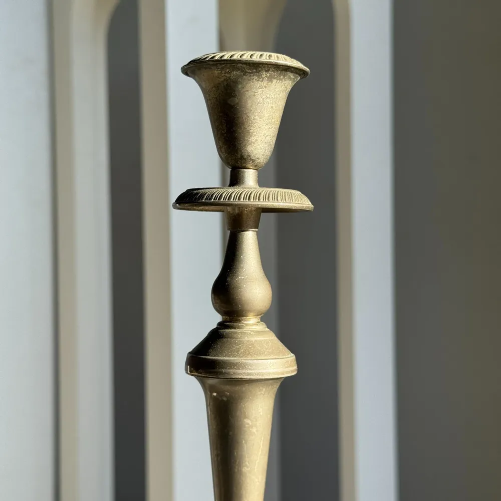 Bougeoirs et photophores  - Grand bougeoir en métal argenté ancien pâtiné H29 D10,5 - OFFICE OBJETS