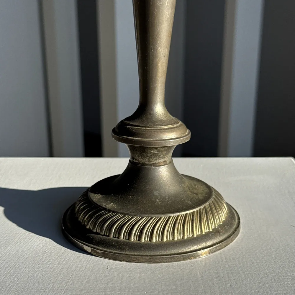 Bougeoirs et photophores  - Grand bougeoir en métal argenté ancien pâtiné H29 D10,5 - OFFICE OBJETS