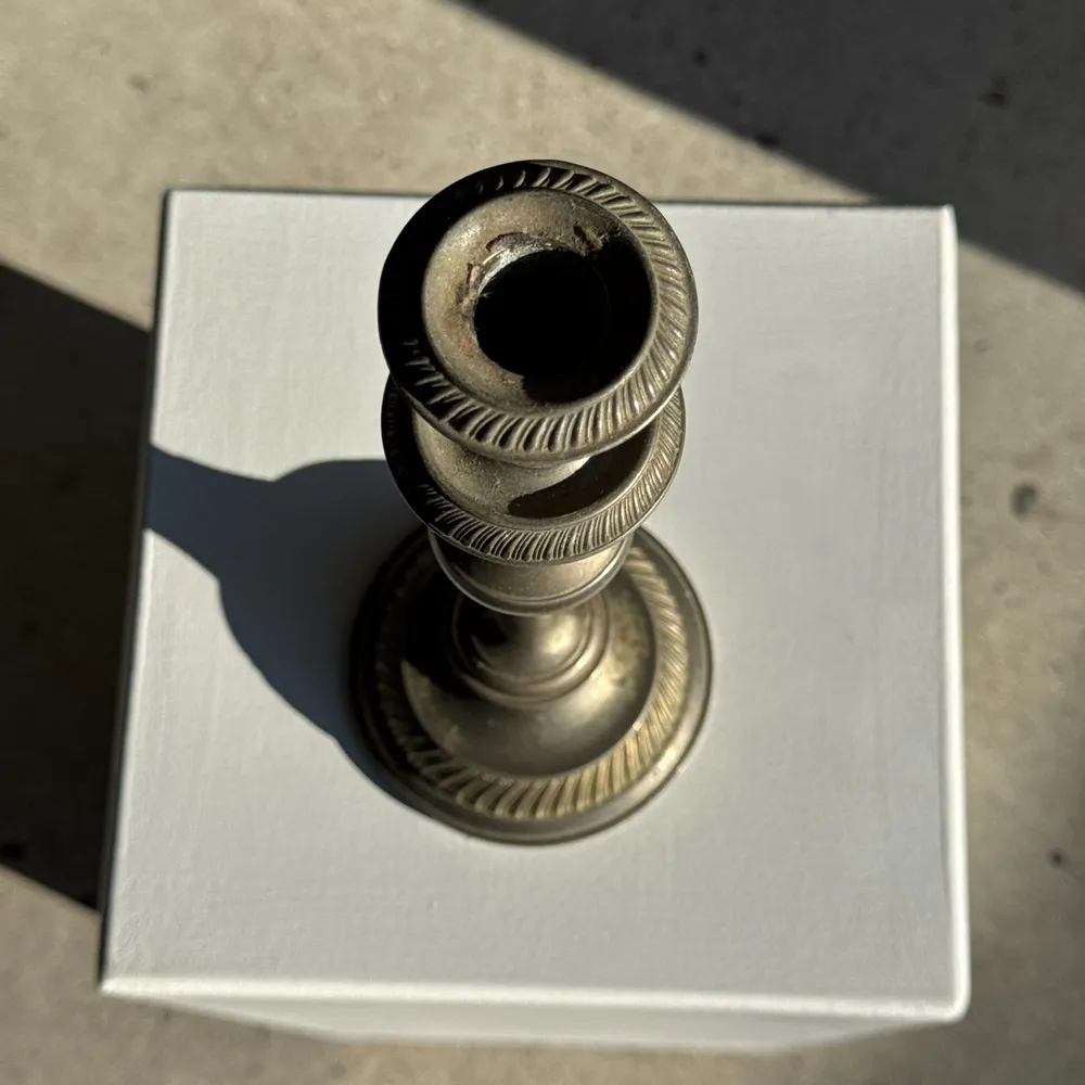 Bougeoirs et photophores  - Grand bougeoir en métal argenté ancien pâtiné H29 D10,5 - OFFICE OBJETS