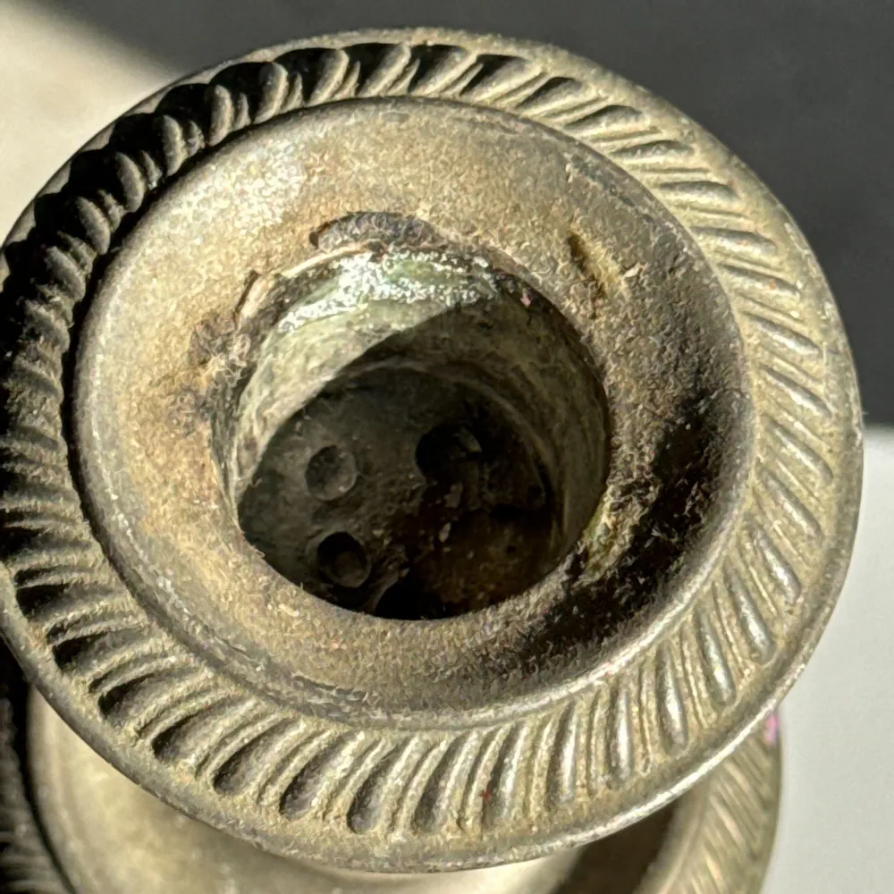 Bougeoirs et photophores  - Grand bougeoir en métal argenté ancien pâtiné H29 D10,5 - OFFICE OBJETS