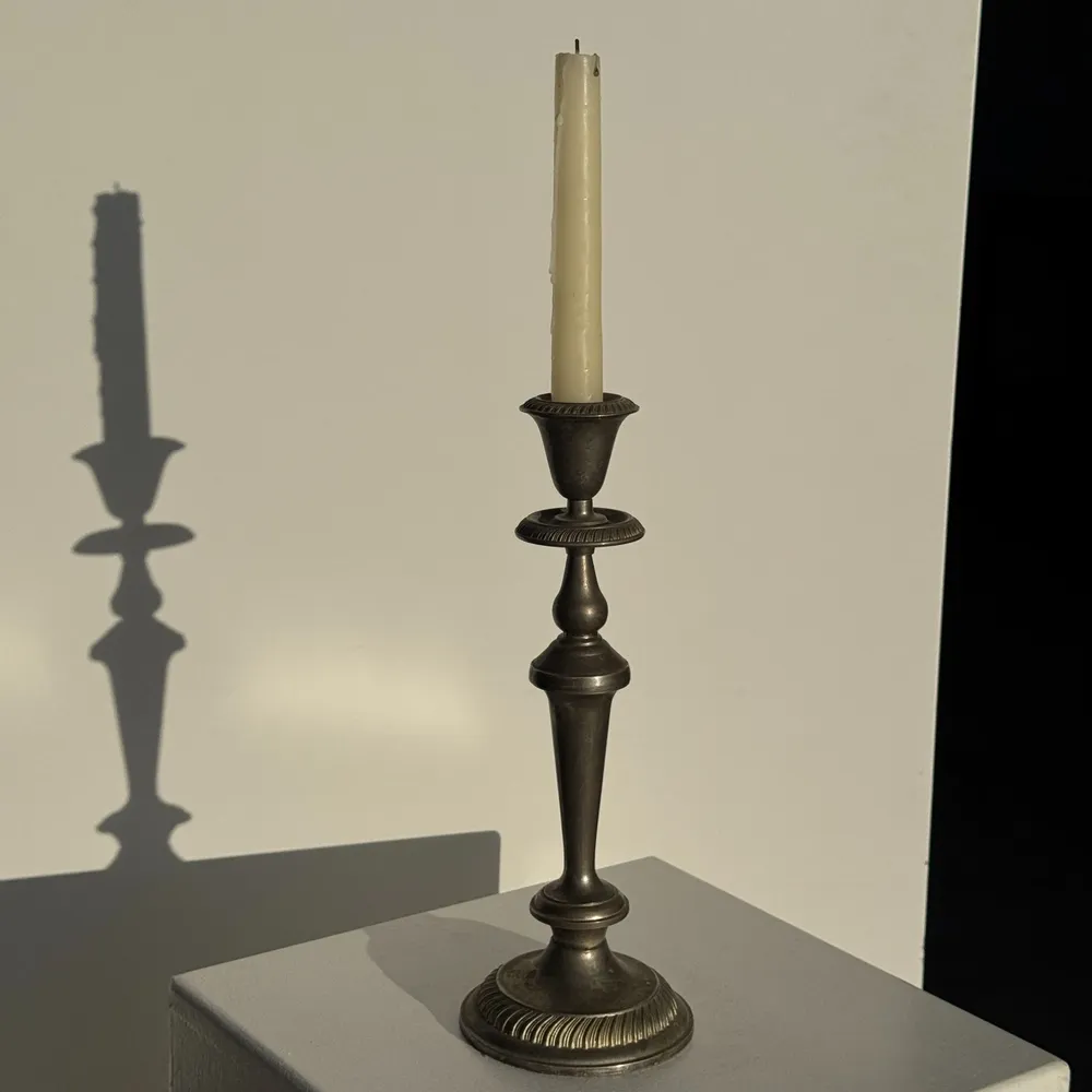 Bougeoirs et photophores  - Grand bougeoir en métal argenté ancien pâtiné H29 D10,5 - OFFICE OBJETS