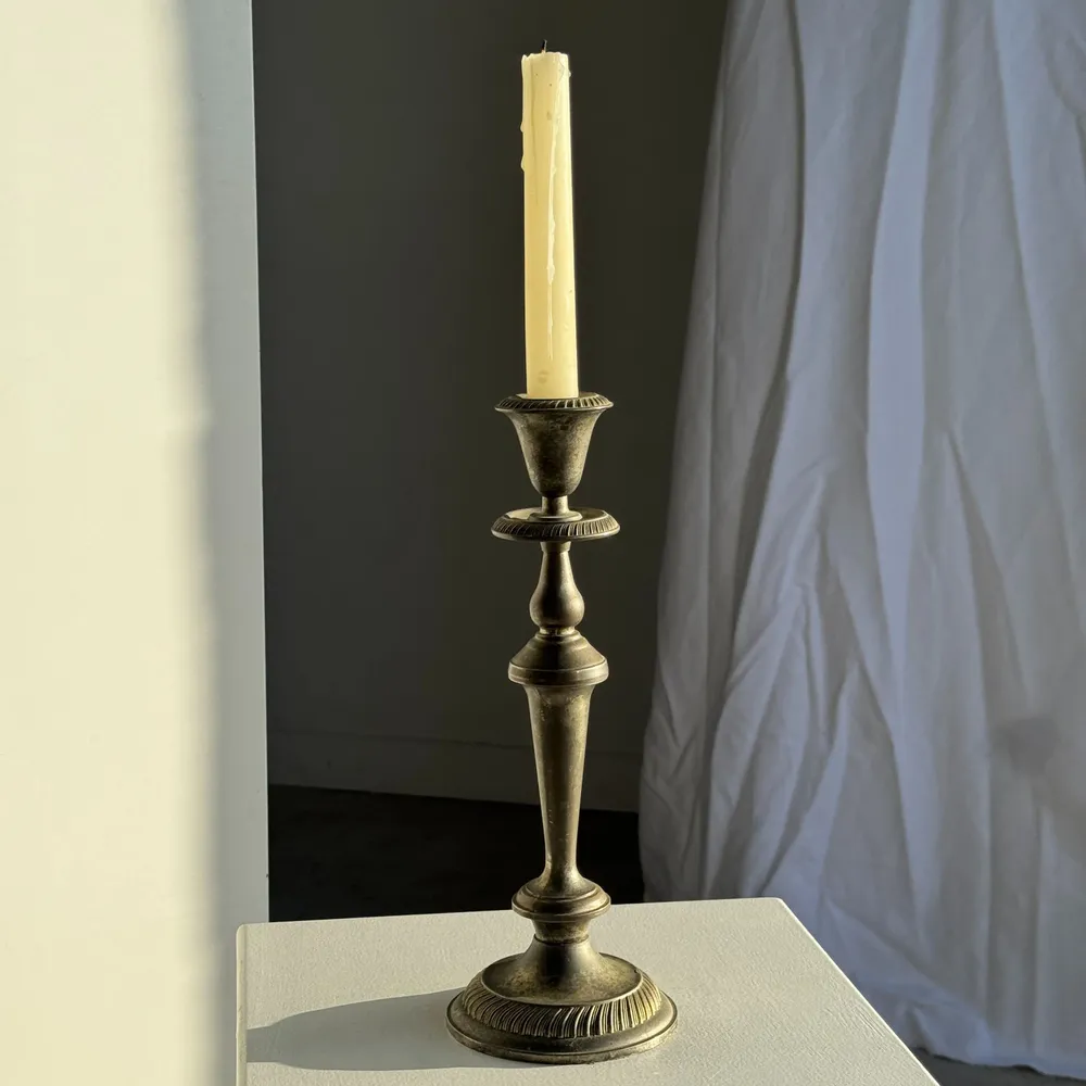 Bougeoirs et photophores  - Grand bougeoir en métal argenté ancien pâtiné H29 D10,5 - OFFICE OBJETS