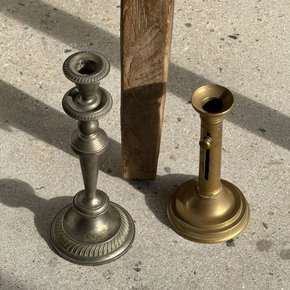 Bougeoirs et photophores  - Grand bougeoir en métal argenté ancien pâtiné H29 D10,5 - OFFICE OBJETS