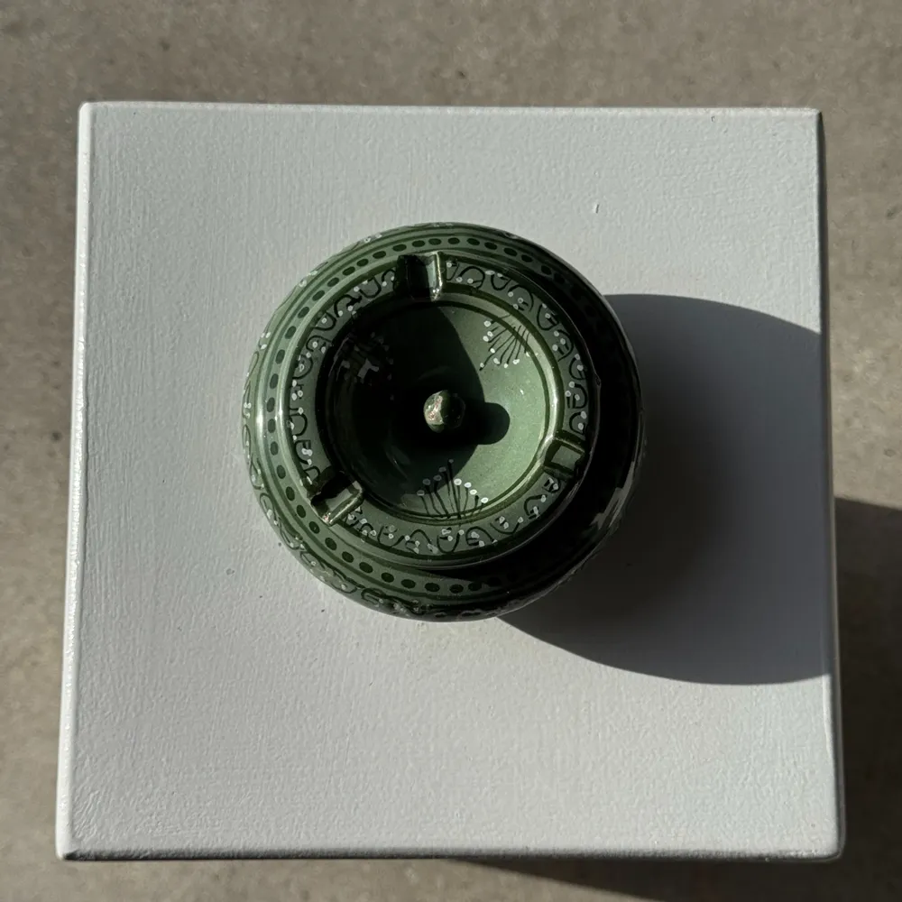 Objets de décoration - Cendrier artisanal vert à couvercle D13 - OFFICE OBJETS