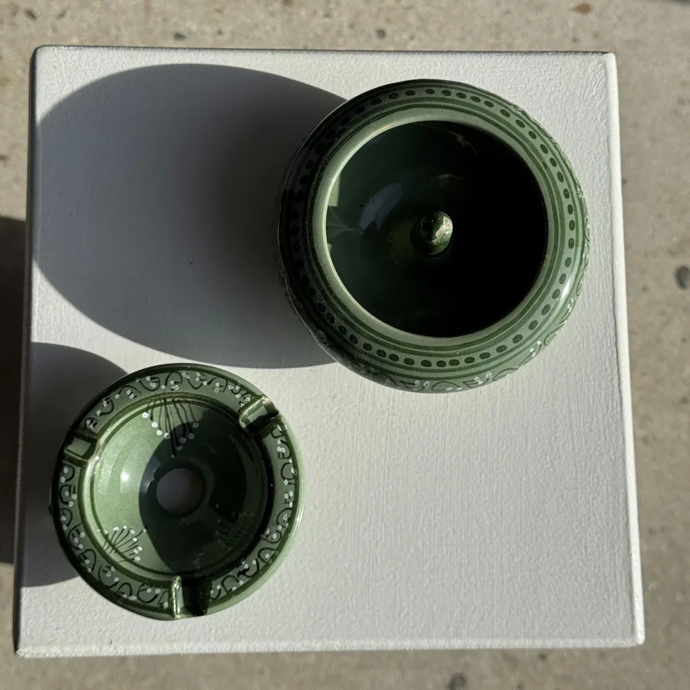 Objets de décoration - Cendrier artisanal vert à couvercle D13 - OFFICE OBJETS