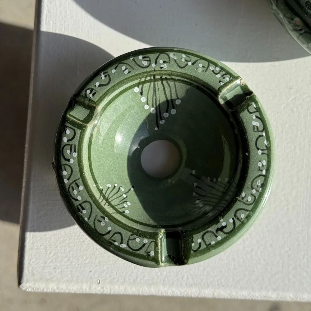 Objets de décoration - Cendrier artisanal vert à couvercle D13 - OFFICE OBJETS