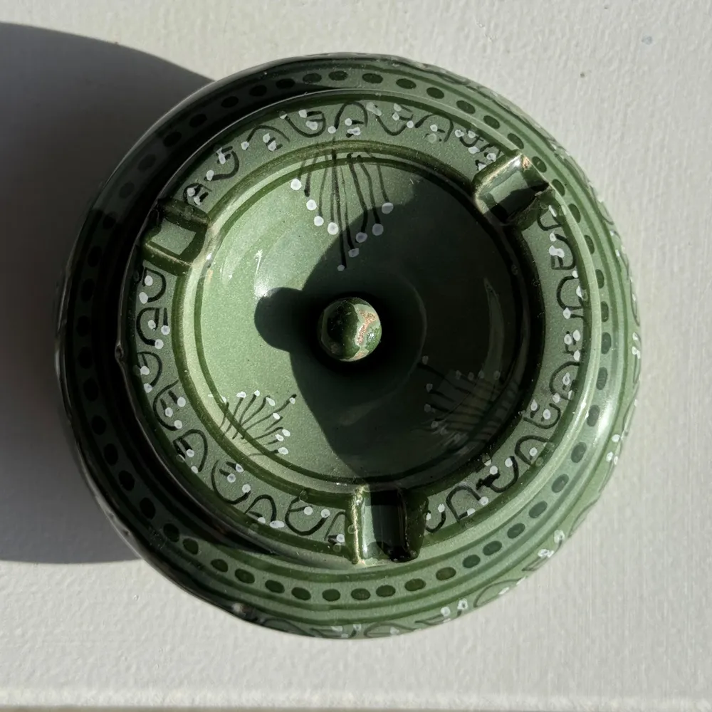 Objets de décoration - Cendrier artisanal vert à couvercle D13 - OFFICE OBJETS