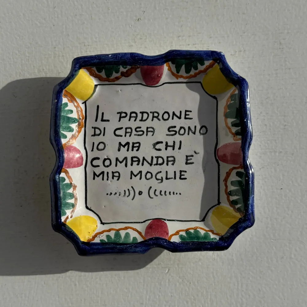 Decorative objects - Small Italian ashtray: il padrone di casa sono io ma chi comanda e m - OFFICE OBJETS