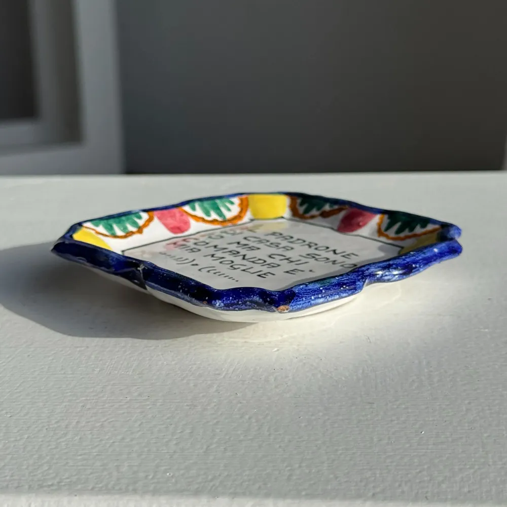 Decorative objects - Small Italian ashtray: il padrone di casa sono io ma chi comanda e m - OFFICE OBJETS