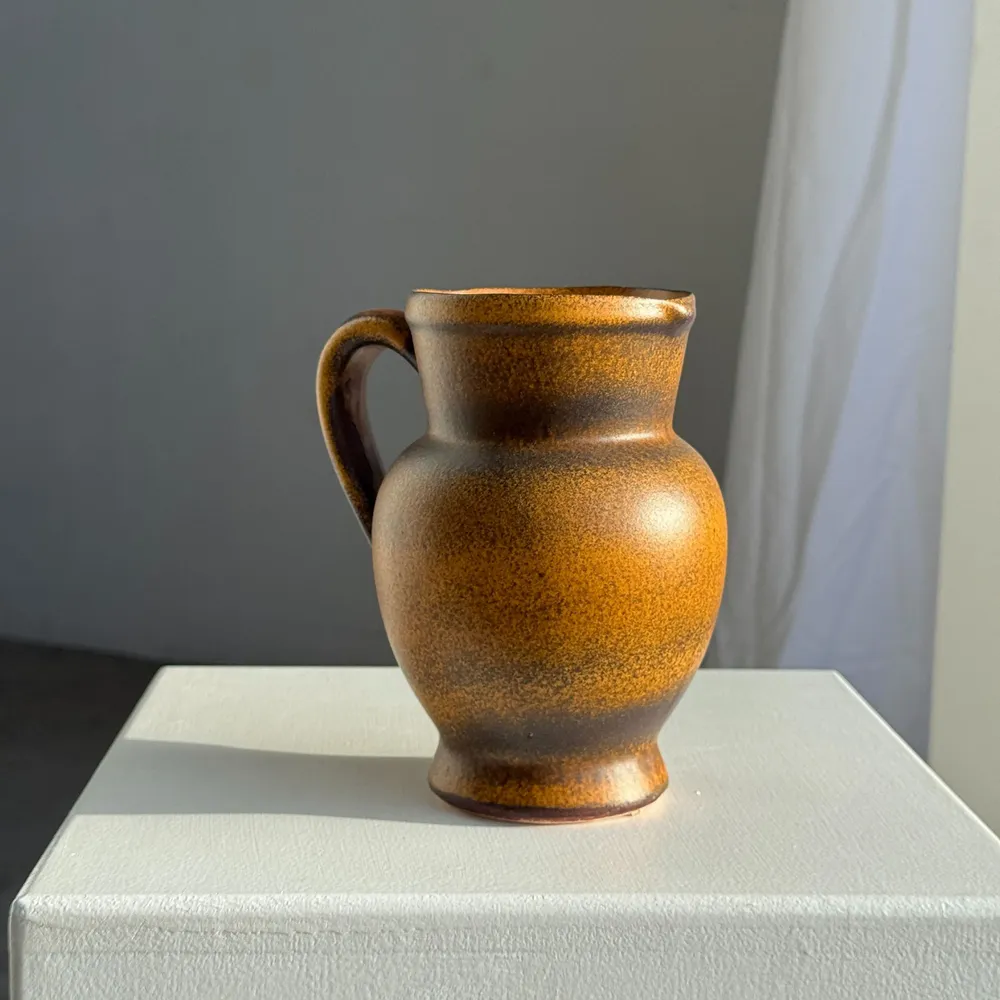 Carafes - Pichet en grès moucheté à motif de raisins H17 - OFFICE OBJETS