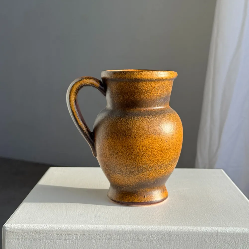 Carafes - Pichet en grès moucheté à motif de raisins H17 - OFFICE OBJETS