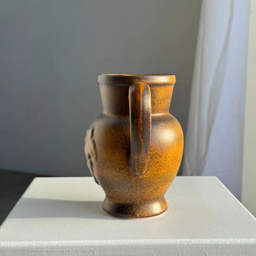 Carafes - Pichet en grès moucheté à motif de raisins H17 - OFFICE OBJETS