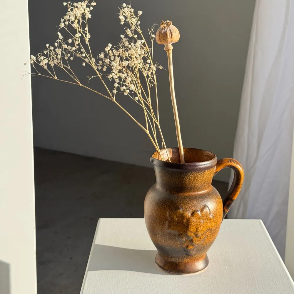 Carafes - Pichet en grès moucheté à motif de raisins H17 - OFFICE OBJETS