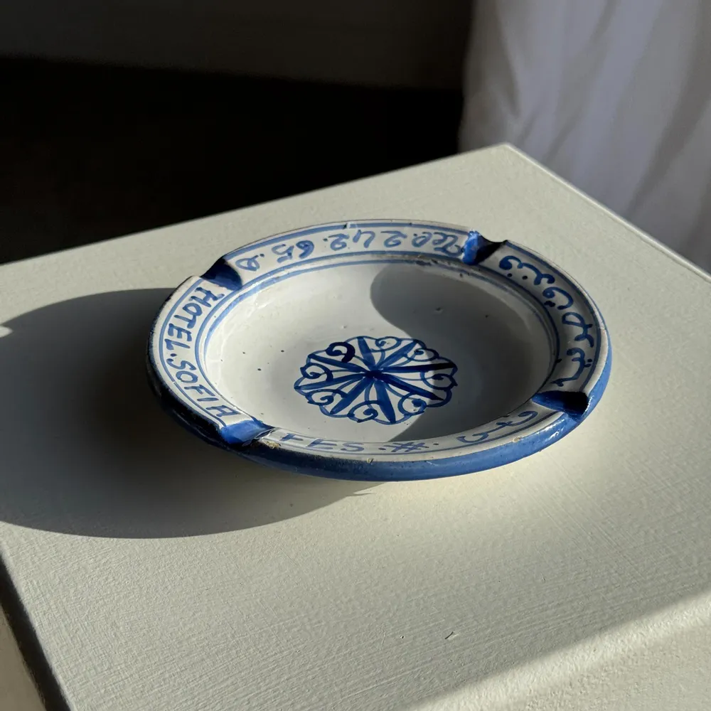 Objets de décoration - Cendrier bleu et blanc de l'Hôtel Sofia à Fès D13 - OFFICE OBJETS