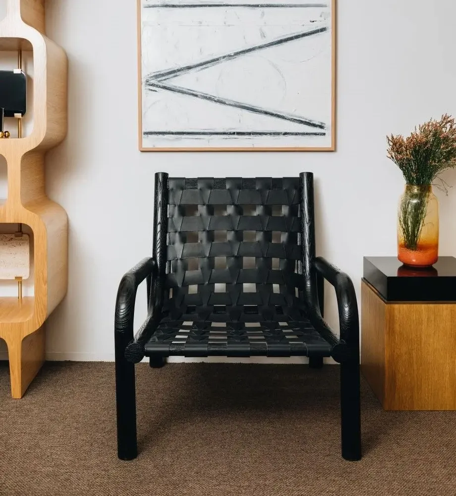 Fauteuils - Fauteuil Ginga en cuir et chêne massif noir effet sablé - DUISTT