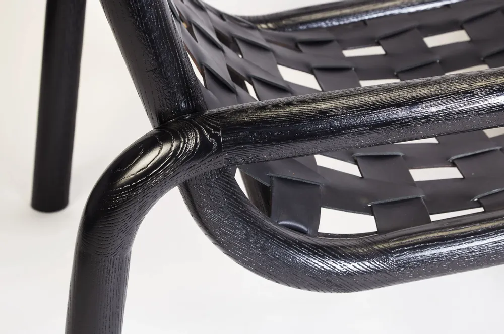 Fauteuils - Fauteuil Ginga en cuir et chêne massif noir effet sablé - DUISTT