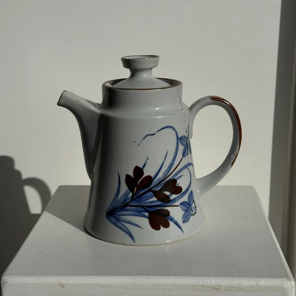 Tea and coffee accessories - Blue and brown stylized flower teapot H18 - OFFICE OBJETS