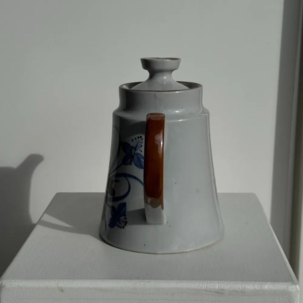 Tea and coffee accessories - Blue and brown stylized flower teapot H18 - OFFICE OBJETS